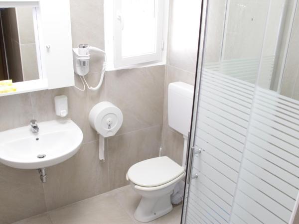 Hotel America : photo 8 de la chambre chambre quadruple avec salle de bains commune