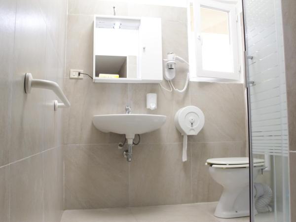 Hotel America : photo 7 de la chambre chambre quadruple avec salle de bains commune