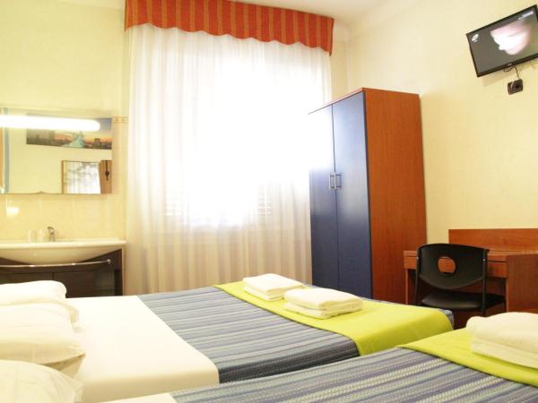 Hotel America : photo 6 de la chambre chambre triple avec salle de bains commune