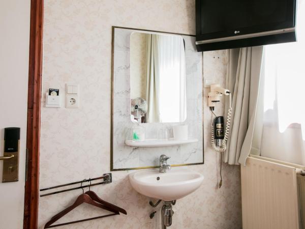 Hotel Atlanta : photo 1 de la chambre chambre simple avec toilettes et douche communes
