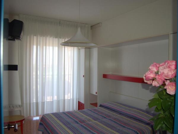 Hotel Wally : photo 10 de la chambre chambre double ou lits jumeaux avec balcon