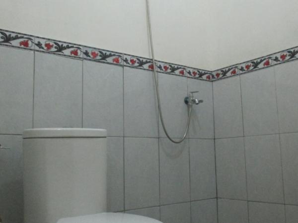 Rumah Ukhi : photo 9 de la chambre chambre triple avec salle de bains privative