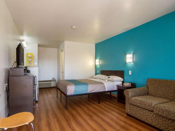 Motel 6 Portland Mall - 205 : photo 5 de la chambre chambre lit queen-size deluxe - non-fumeurs