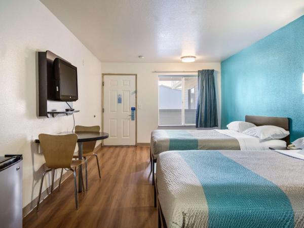 Motel 6 Portland Mall - 205 : photo 2 de la chambre chambre 2 lits queen-size - non-fumeurs