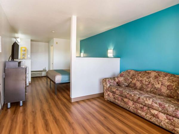 Motel 6 Portland Mall - 205 : photo 3 de la chambre chambre lit king-size deluxe - non-fumeurs 