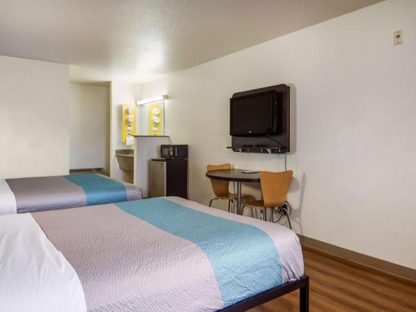 Motel 6 Portland Mall - 205 : photo 3 de la chambre chambre 2 lits queen-size - non-fumeurs