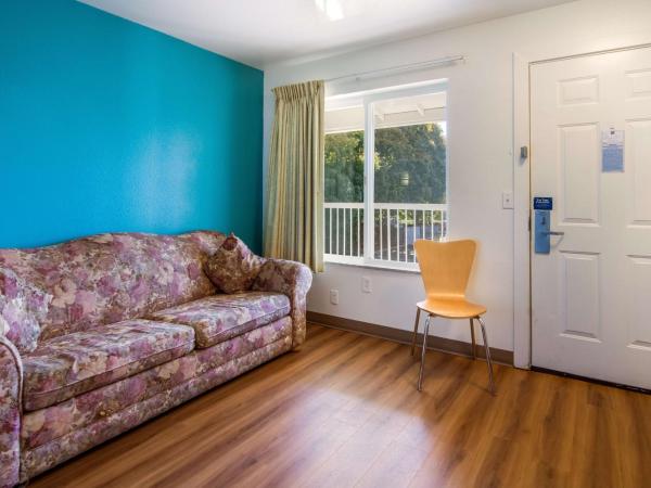 Motel 6 Portland Mall - 205 : photo 4 de la chambre chambre lit king-size avec baignoire spa - non-fumeurs