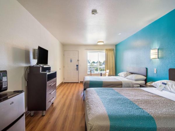 Motel 6 Portland Mall - 205 : photo 6 de la chambre chambre 2 lits queen-size - non-fumeurs