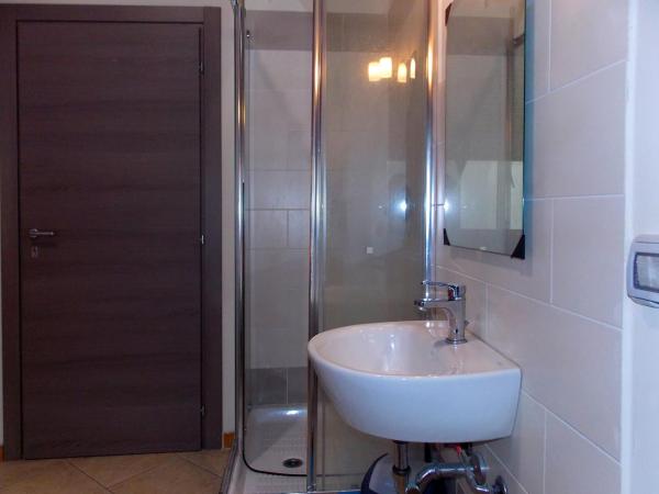 Hotel Midtown Milano : photo 3 de la chambre chambre triple basique avec salle de bains commune