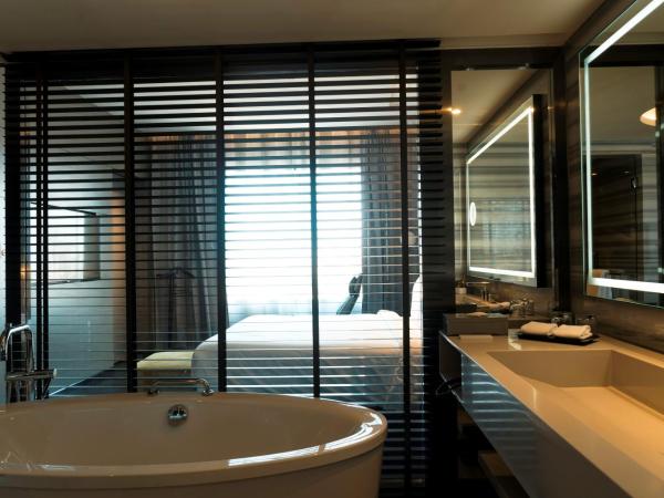 Novotel Chennai Chamiers Road : photo 5 de la chambre luxury suite - separate living room- bath tub