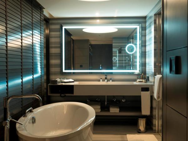 Novotel Chennai Chamiers Road : photo 3 de la chambre luxury suite - separate living room- bath tub