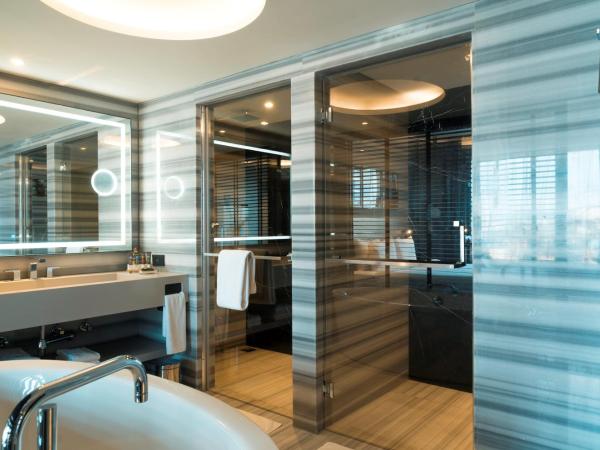 Novotel Chennai Chamiers Road : photo 6 de la chambre luxury suite - separate living room- bath tub