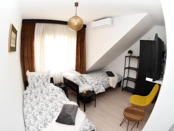 MonikaRooms : photo 4 de la chambre chambre lits jumeaux avec salle de bains privative