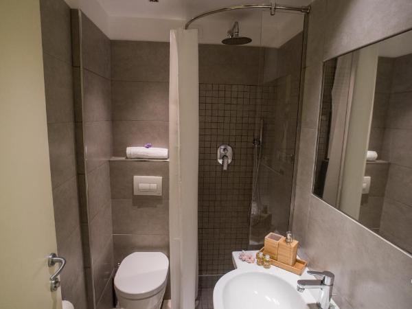 Little Italy Hostel Ex Chiesa S Donato : photo 4 de la chambre chambre lit king-size deluxe