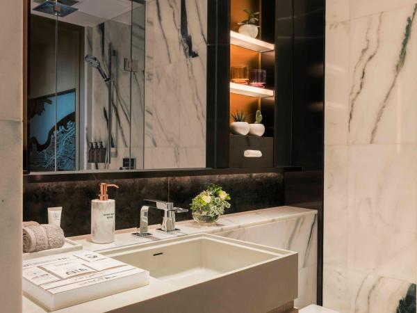 Hyatt Centric Victoria Harbour : photo 3 de la chambre chambre lit king-size - vue sur port