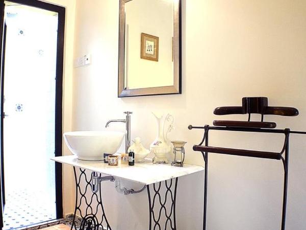 Casugria Dutch Residence 1810 : photo 5 de la chambre chambre lit king-size - vue sur jardin