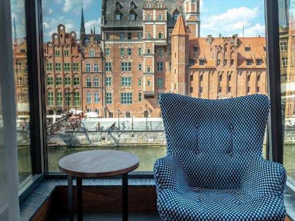 Radisson Hotel & Suites, Gdansk, Wyspa Spichrzów : photo 8 de la chambre chambre supérieure avec accès au spa et baie vitrée - vue sur rivière