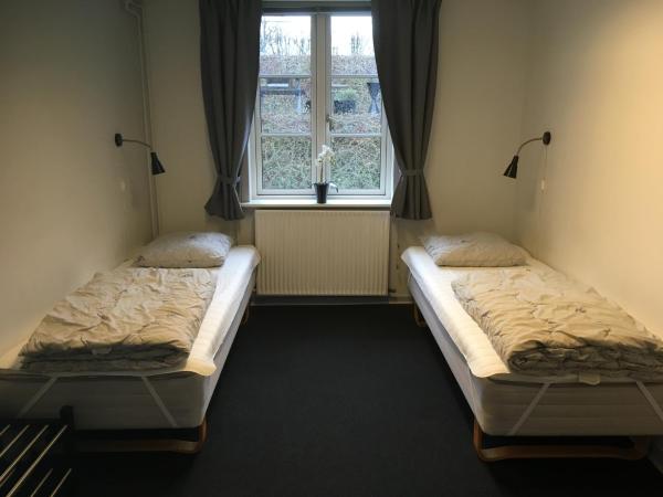 Danhostel Kolding : photo 1 de la chambre chambre lits jumeaux avec salle de bains commune