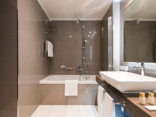 Lausanne Palace : photo 3 de la chambre suite junior - vue sur ville 