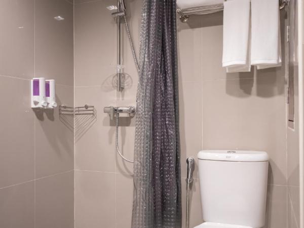 Sovereign Group Hotel at Pratunam : photo 4 de la chambre chambre lit queen-size deluxe