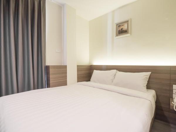 Sovereign Group Hotel at Pratunam : photo 4 de la chambre chambre lit queen-size avec balcon
