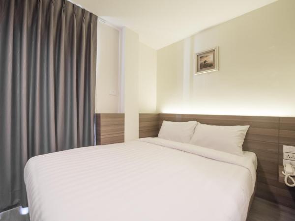 Sovereign Group Hotel at Pratunam : photo 2 de la chambre chambre lit queen-size avec balcon