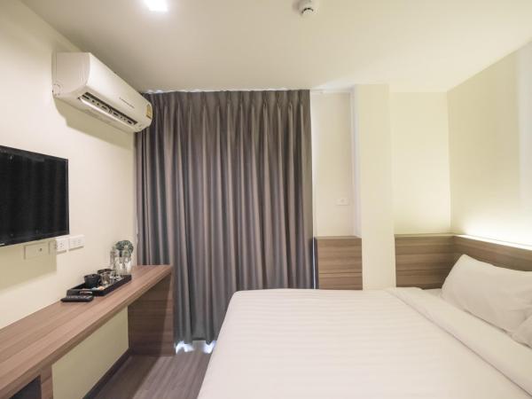 Sovereign Group Hotel at Pratunam : photo 5 de la chambre chambre lit queen-size avec balcon