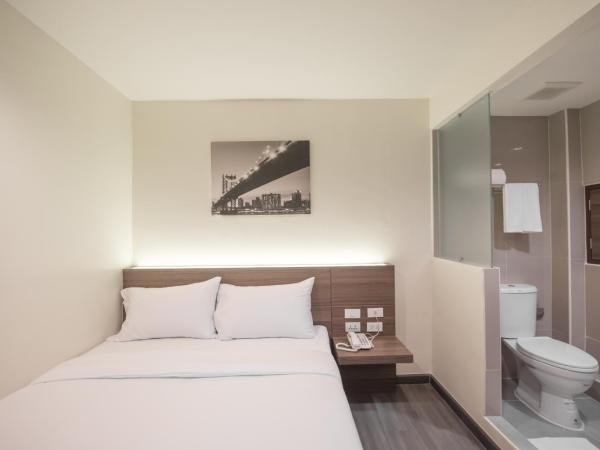 Sovereign Group Hotel at Pratunam : photo 2 de la chambre chambre lit queen-size supérieure (sans fenêtre)