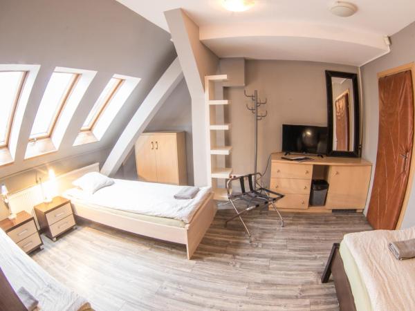Fitness Hostel - restauracja, darmowy parking i siłownia : photo 1 de la chambre chambre quadruple