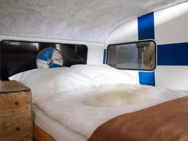 HafenTraum IndoorCampingHostel : photo 6 de la chambre chambre double avec salle de bains commune