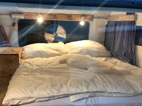 HafenTraum IndoorCampingHostel : photo 5 de la chambre chambre double avec salle de bains commune