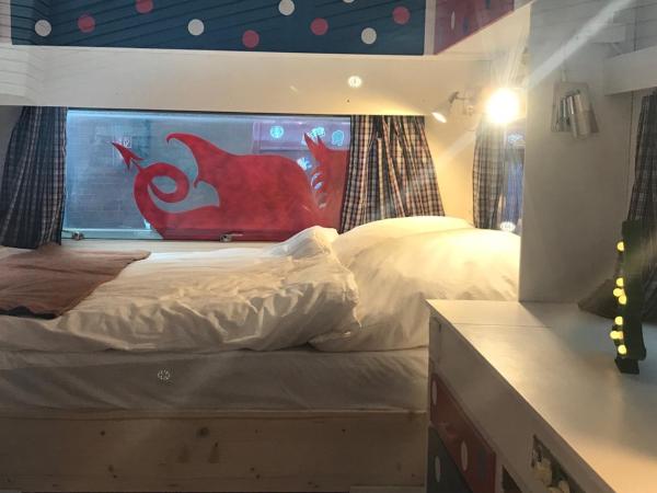 HafenTraum IndoorCampingHostel : photo 1 de la chambre chambre triple basique avec salle de bains commune