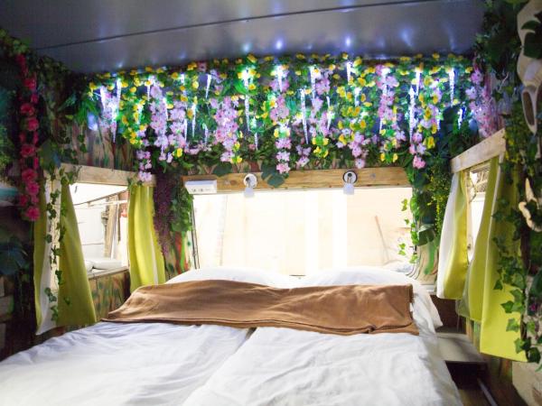 HafenTraum IndoorCampingHostel : photo 3 de la chambre chambre triple basique avec salle de bains commune