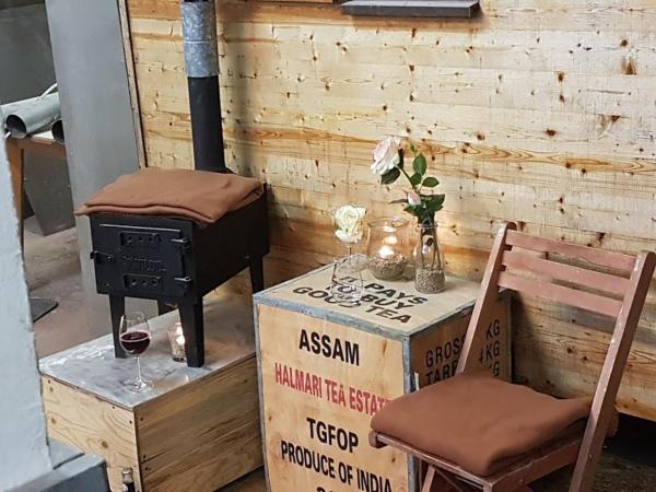 HafenTraum IndoorCampingHostel : photo 8 de la chambre chambre quadruple avec salle de bains commune