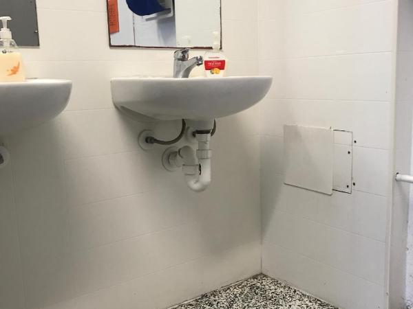 Jailhouse Accommodation : photo 5 de la chambre chambre simple avec salle de bains commune