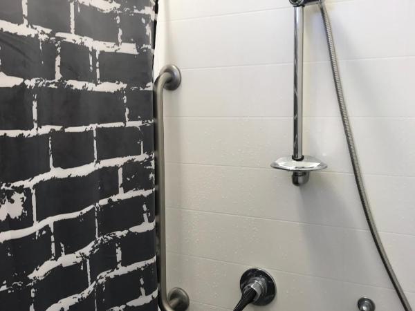 Jailhouse Accommodation : photo 6 de la chambre chambre simple avec salle de bains commune