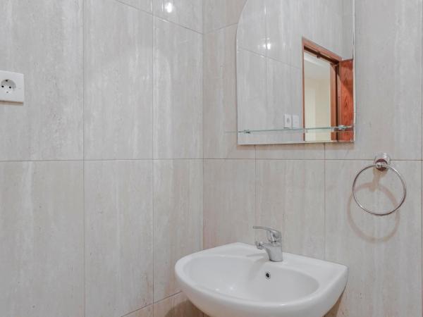 RedDoorz @ Jalan Biak Roxy Jakarta : photo 8 de la chambre chambre double Économique