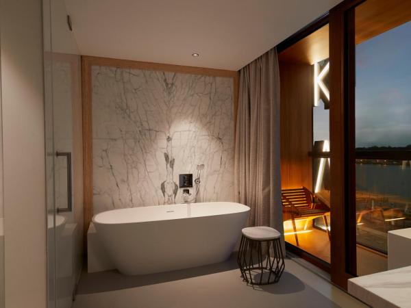 Hotel Jakarta Amsterdam : photo 3 de la chambre très grande chambre supérieure avec baignoire, douche et balcon