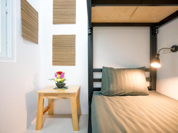 Dhub Hostel Donmueng : photo 2 de la chambre chambre privative avec lit superposé