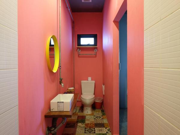 Bloo Hostel : photo 7 de la chambre chambre double avec salle de bains privative