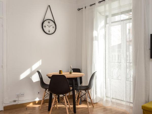 Rooms4All : photo 10 de la chambre chambre double de luxe avec balcon et salle de bains commune