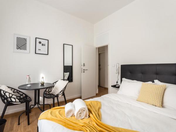 Rooms4All : photo 2 de la chambre chambre double supérieure avec salle de bains commune