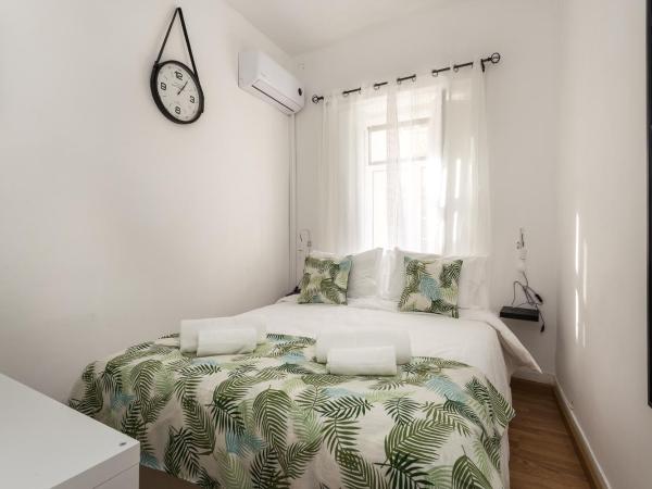 Rooms4All : photo 1 de la chambre petite chambre double avec salle de bains commune