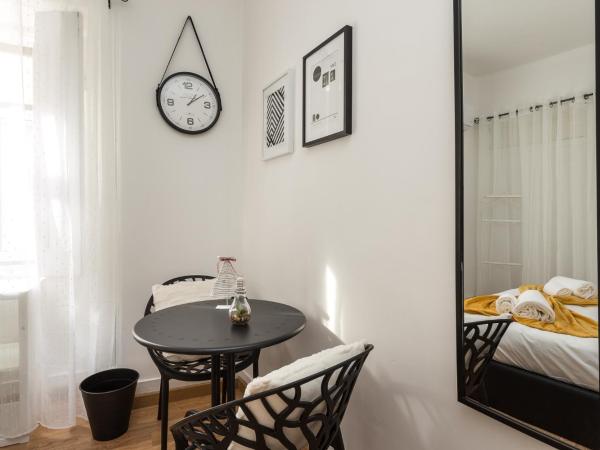 Rooms4All : photo 3 de la chambre chambre double supérieure avec salle de bains commune