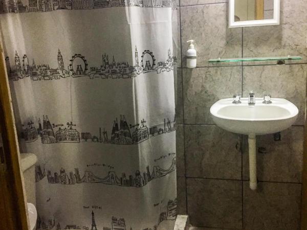 Hostel Otro Mundo : photo 3 de la chambre chambre double avec salle de bains privative