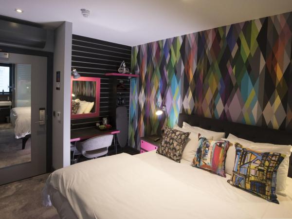 Village Hotel Bristol Filton : photo 2 de la chambre chambre club - accès gratuit à la salle de sport et à la piscine