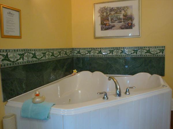 A Moment in Time Bed and Breakfast : photo 3 de la chambre suite lit king-size avec baignoire spa