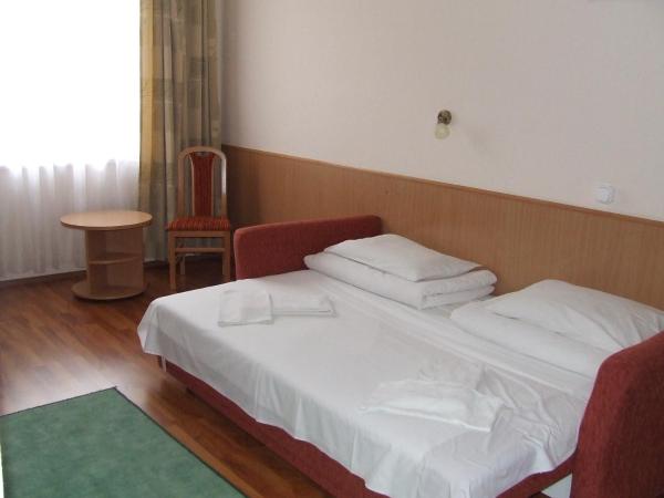Hotel Zuglo : photo 1 de la chambre chambre quadruple