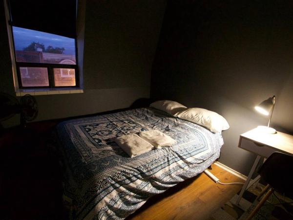 The Parkdale Hostellerie : photo 4 de la chambre chambre lit queen-size avec salle de bains commune