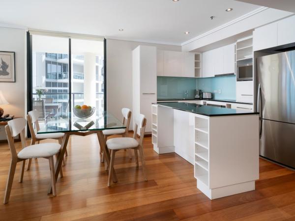 Quest River Park Central : photo 7 de la chambre appartement exécutif 2 chambres avec 2 salles de bains et balcon